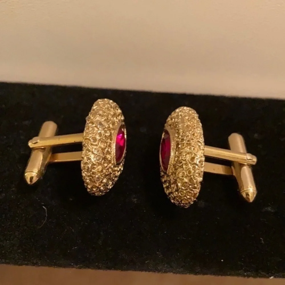 Vintage men’s gold tone cuff links with ruby gem-like inlay w/matching tie clip